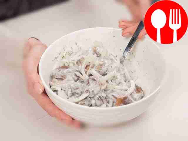 В глубокой миске смешайте сметану с нарезанным...