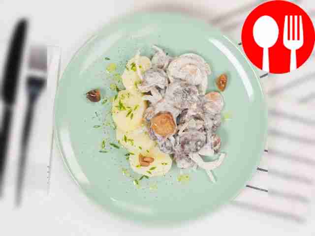 Подавайте солёные грузди со сметаной как...