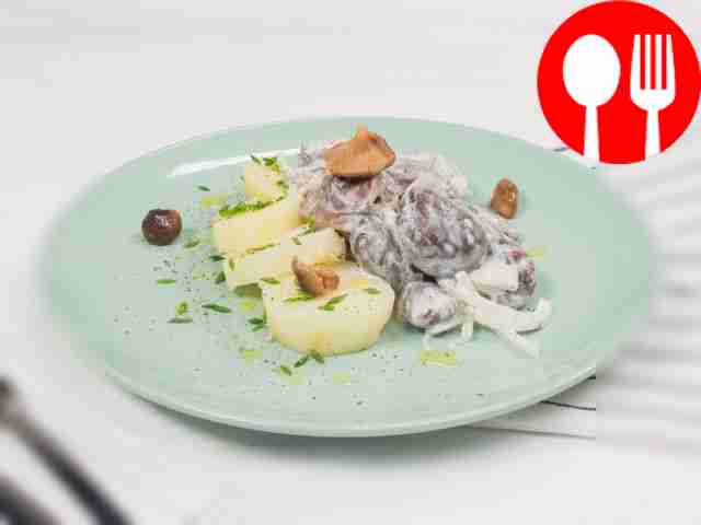 Salted milk mushrooms with sour cream