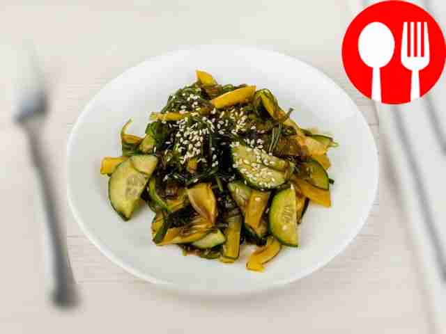 Салат с чукой, огурцом и болгарским перцем в соусе терияки