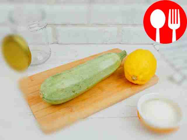 Кабачок и лимон тщательно вымойте и обсушите...