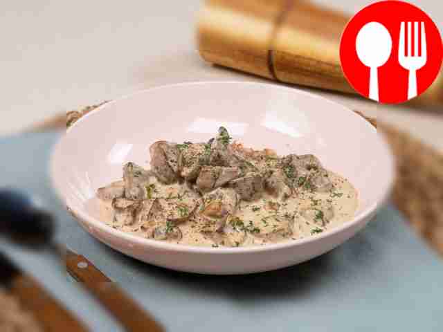 Stewed liver in sour cream