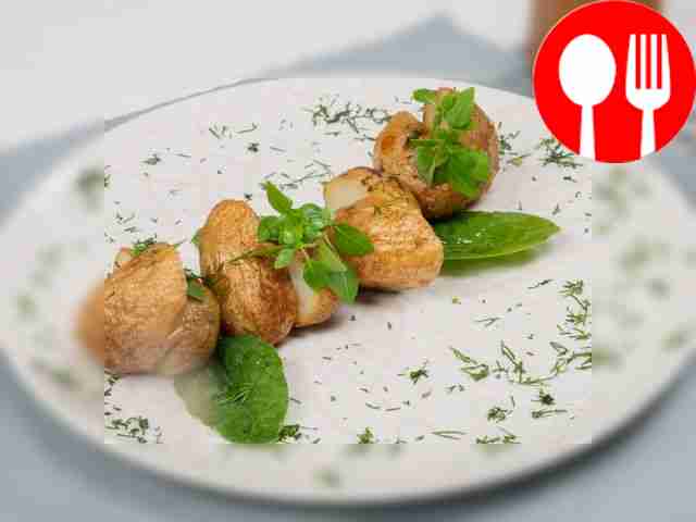 Молодой картофель, жаренный целиком