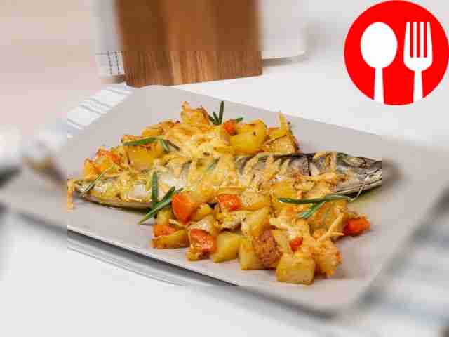 Mackerel with vegetables in the oven