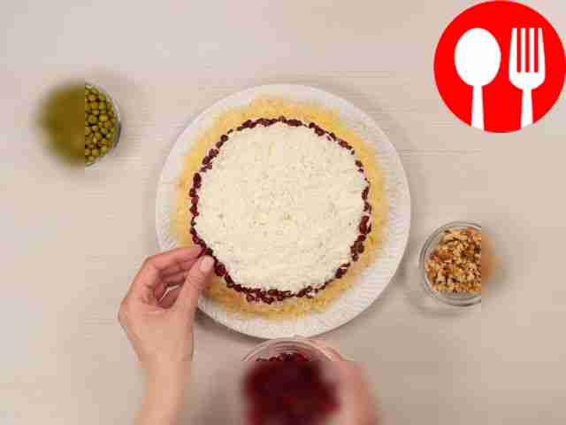 Украсьте салат: верхний слой сформируйте...