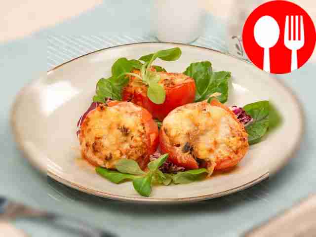 Tomatoes stuffed with chicken