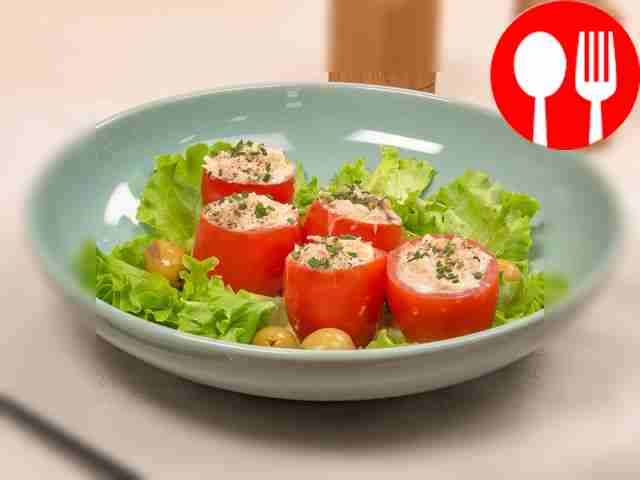 Помидоры, фаршированные чесноком