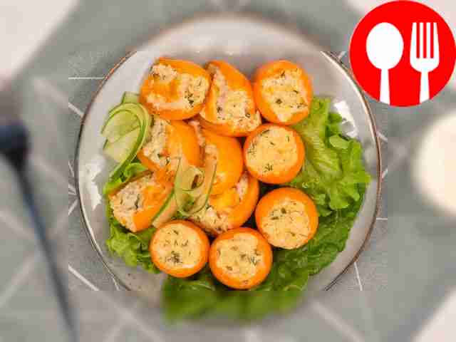 Свежие огурцы нарежьте кружочками. На тарелке...