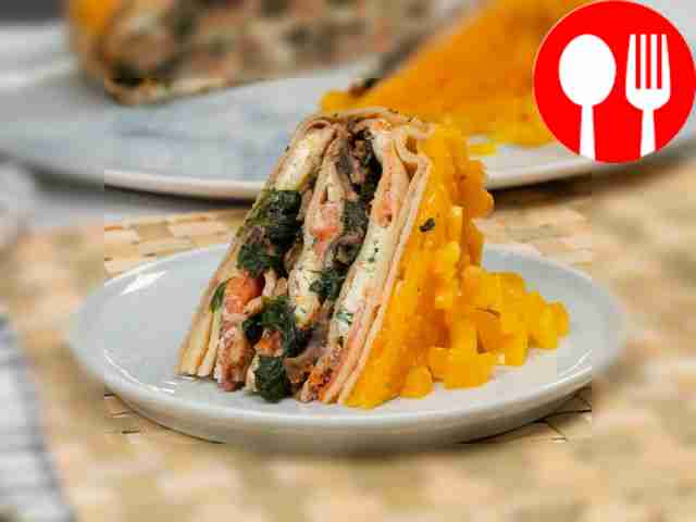 Сытный блинный торт с рыбой и шпинатом