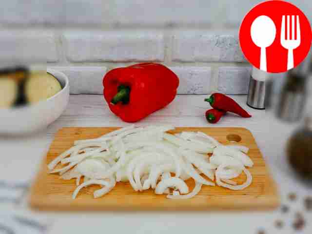 Cut the onion into half rings.