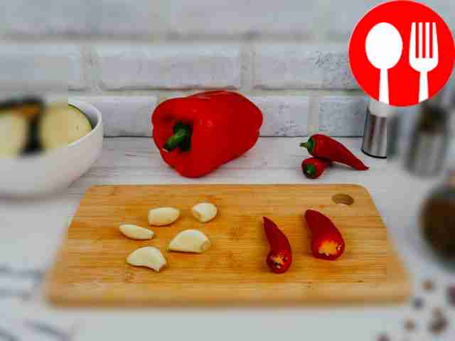 Peel the garlic. Remove the stem and seeds...