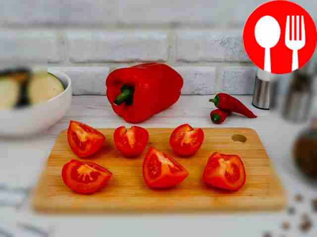 Cut the tomatoes into large slices.