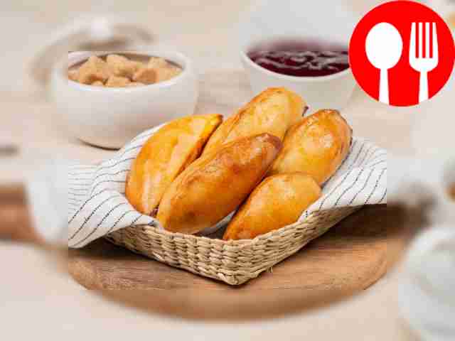 Meat pies with sour cream