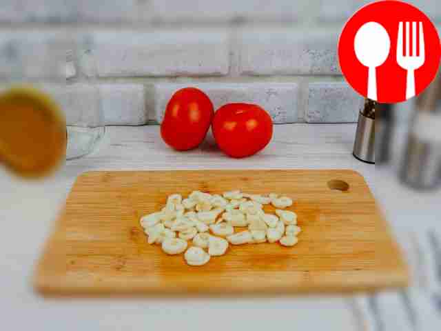 Peel the garlic and cut into slices.