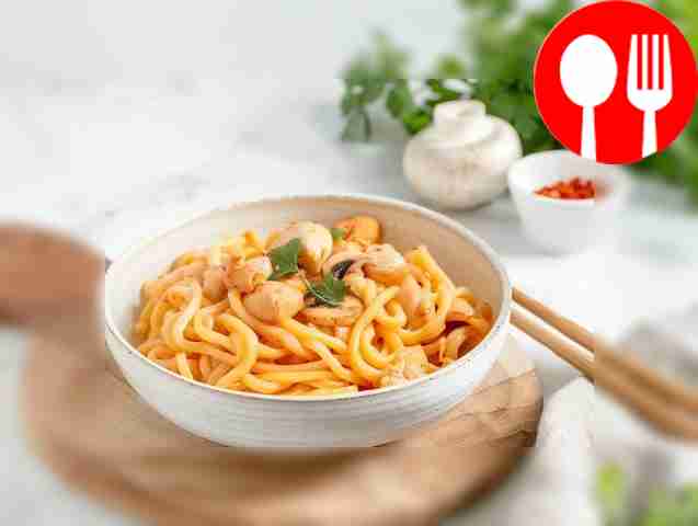 Простой удон с курицей и грибами