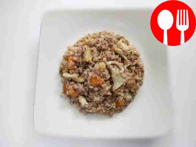 Тушеный кальмар с гречневой крупой