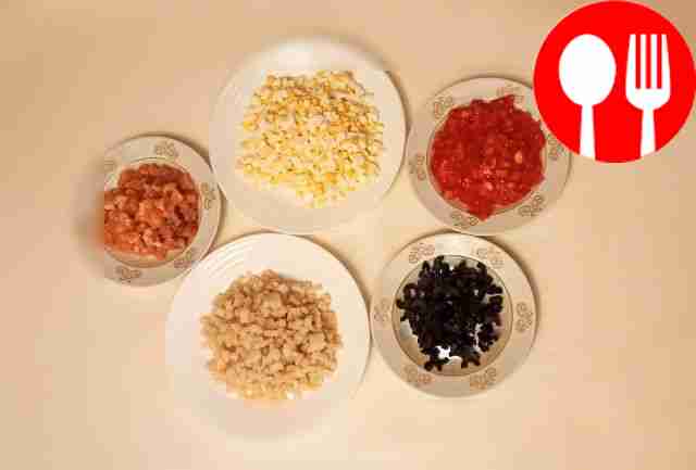 Филе кальмара и лосося нарежьте мелкими...