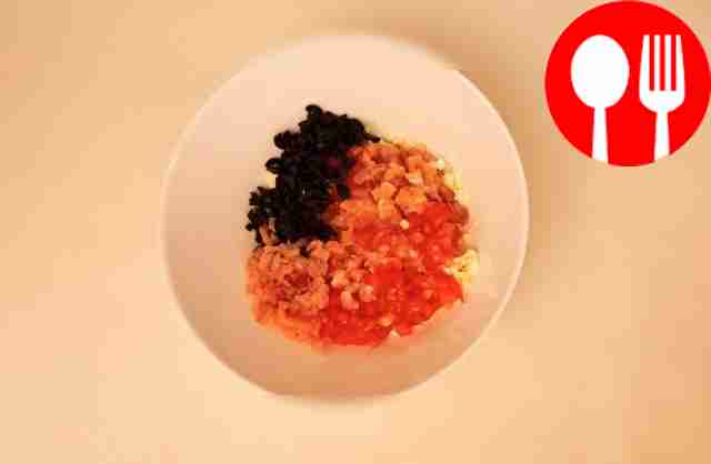 Отварные яйца мелко нарежьте кубиками,...