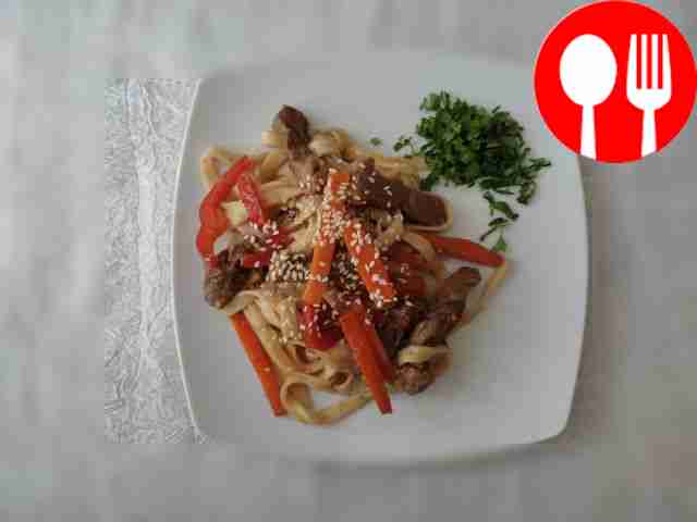 Appetizing udon with pork and vegetables