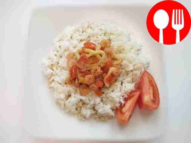 Squid and shrimp stew with boiled rice