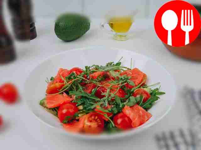 Салат с авокадо и красной рыбой