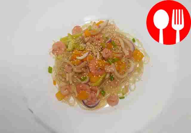 Нежный кальмар с рисовой лапшой