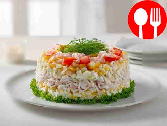 Слоеный салат с кальмарами и яблоком