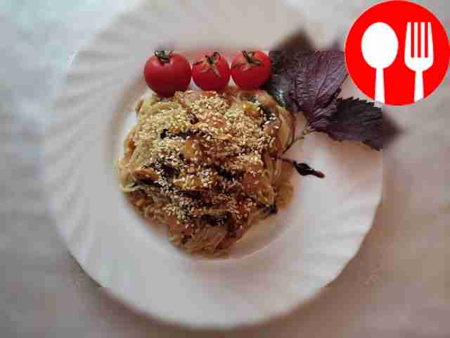 Пикантная лапша с курицей и овощами под устричным соусом