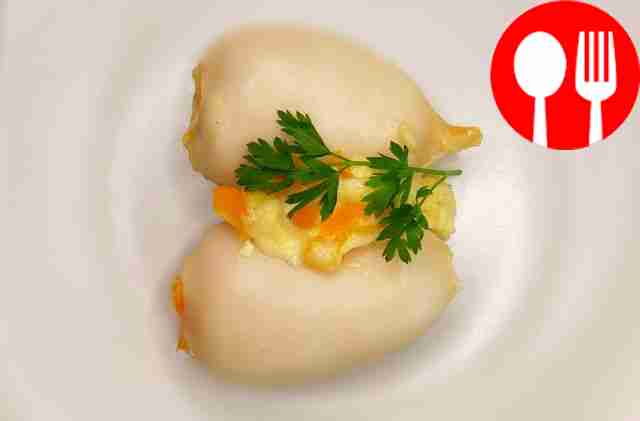 Нежный фаршированный кальмар, запеченный со сметаной