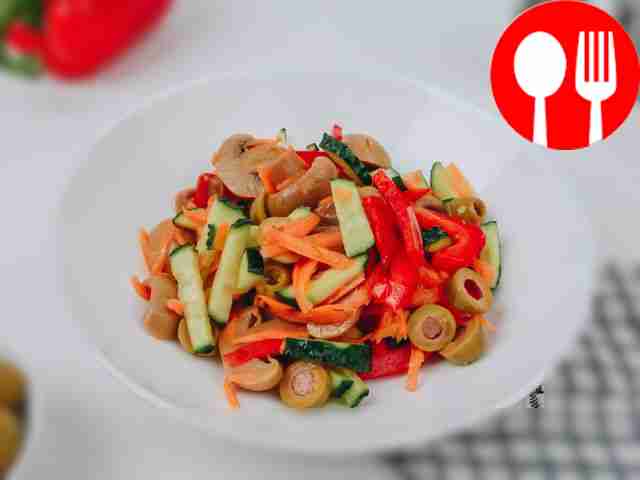 Салат с оливками и грибами