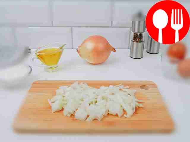 Cut the onion into small cubes.