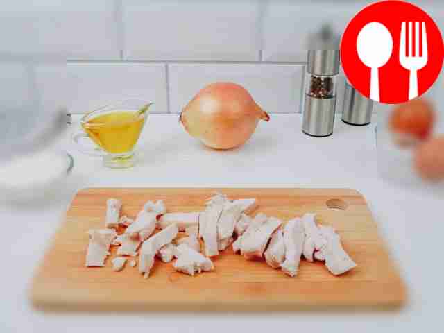 Cut the boiled chicken fillet into slices.