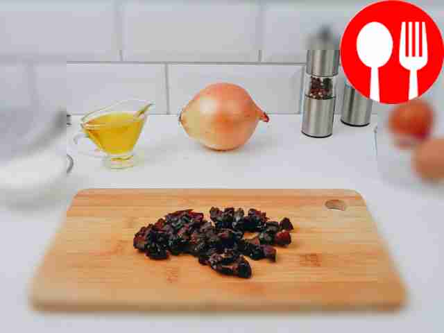 Chop the prunes finely.