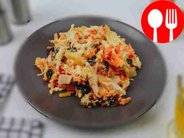 Salad with breast and prunes