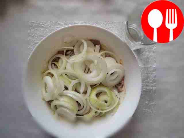 Оставшийся лук нарежьте кольцами, добавьте к...