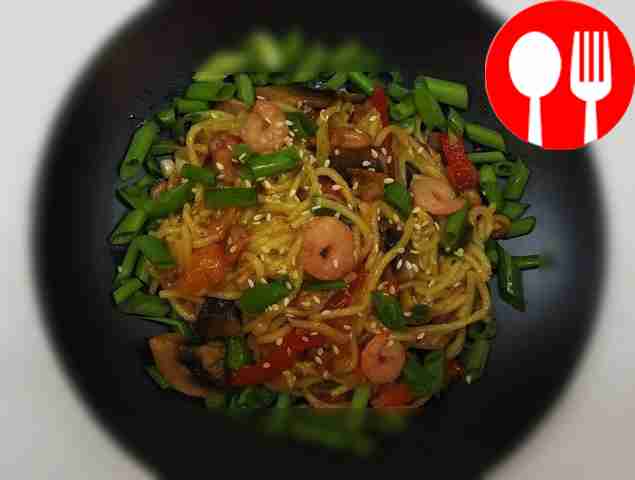 Вок с яичной лапшой и креветками в соусе чили