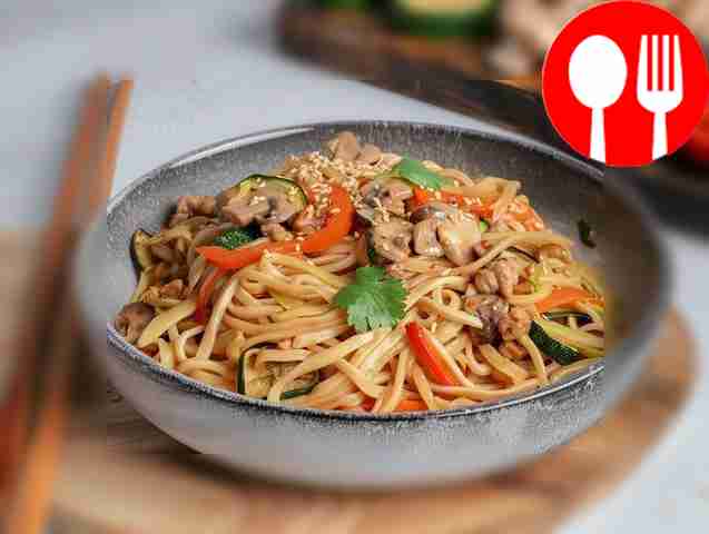 Популярная рисовая лапша вок с овощами и грибами