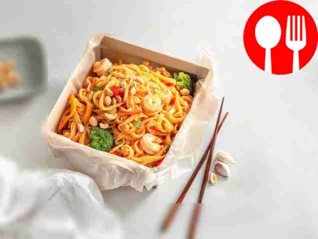 Thai wok noodles with shrimp and vegetables