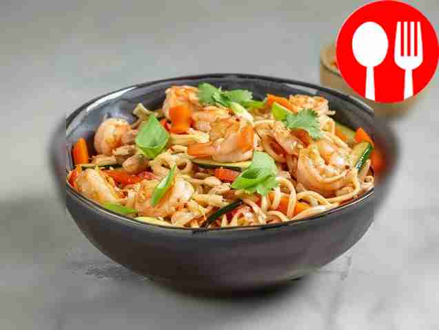 Легкая лапша вок с креветками и овощами