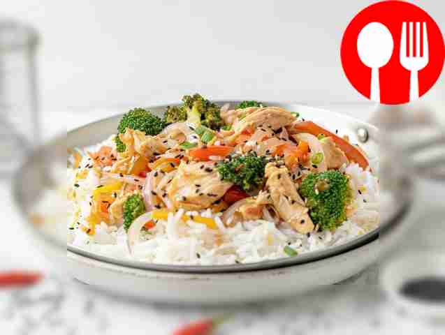 Популярный вок с рисом и курицей