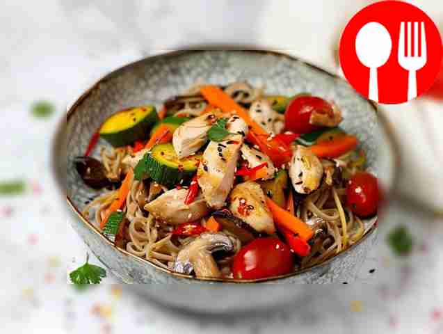 Гречневая лапша с курицей и овощами