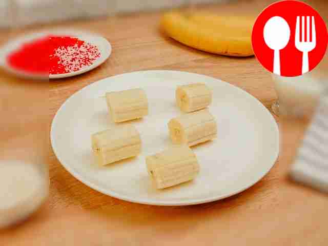 Cut each banana into 2-3 pieces.