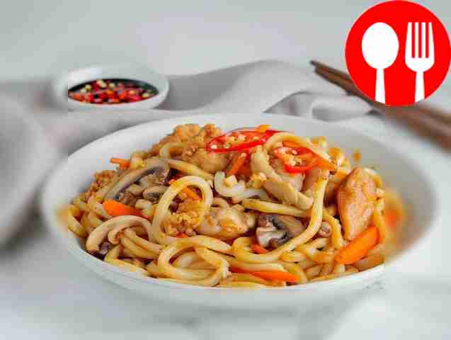 Сытная лапша в воке с курицей и грибами