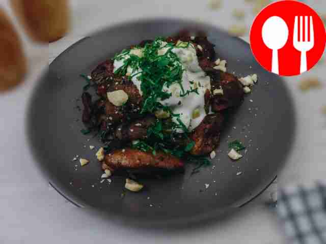 Куриная печень с грибами и кешью