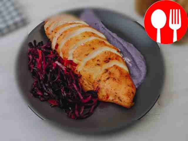 Запеченная куриная грудка с салатом коул слоу