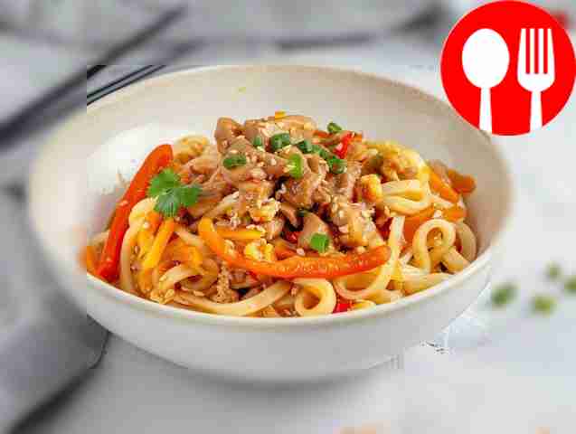 Удон с курицей в устричном соусе