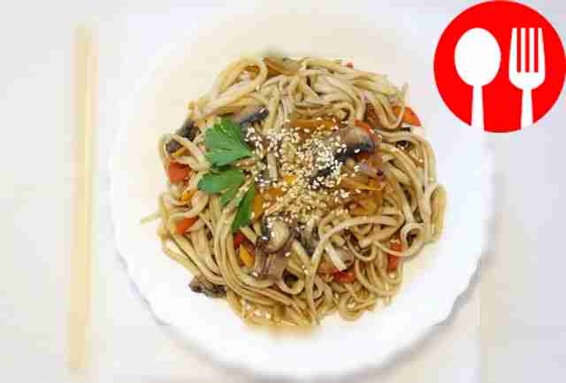 Ароматный удон с шампиньонами