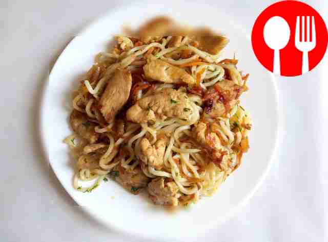 Насыщенный вок с яичной лапшой и курицей