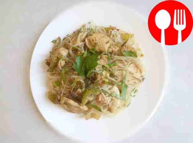 Классический вок с рисовой лапшой по-домашнему