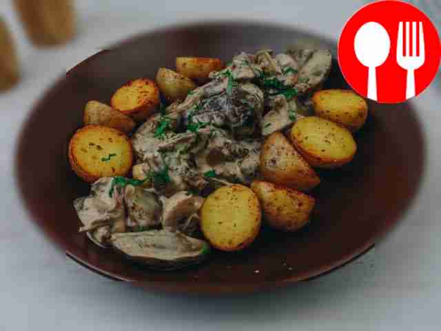 Baby potatoes with chicken liver stroganoff